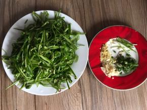 青椒洗净去籽，去蒂切丝，备好姜末、蒜末、葱段、葱花