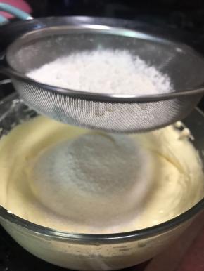 打发均匀后，低粉过筛。