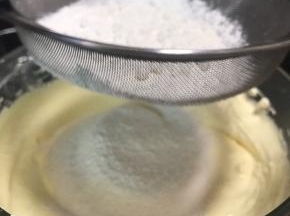 打发均匀后，低粉过筛。