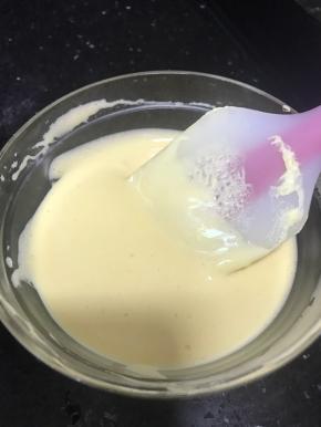 动作轻盈的将面糊和黄油牛奶液搅拌均匀。