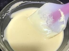 动作轻盈的将面糊和黄油牛奶液搅拌均匀。