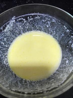 无盐黄油和纯牛奶隔水融化，搅拌均匀后置凉备用。