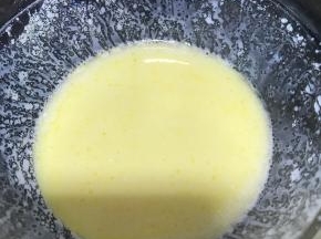 无盐黄油和纯牛奶隔水融化，搅拌均匀后置凉备用。