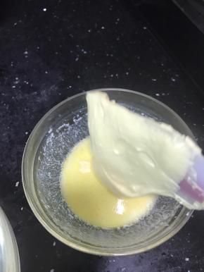 勺出一小部分面糊到黄油牛奶液里。