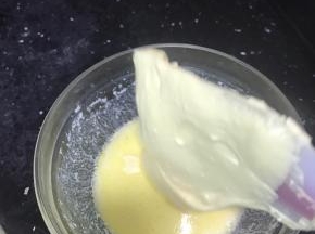 勺出一小部分面糊到黄油牛奶液里。