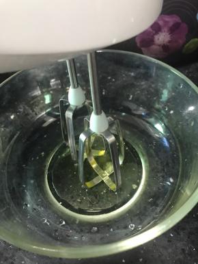 打发蛋清前烤箱上下火160预热10分钟。
将鸡蛋分离，蛋清的盆不能有水，否则难打发。开启打蛋器高速打发蛋清。