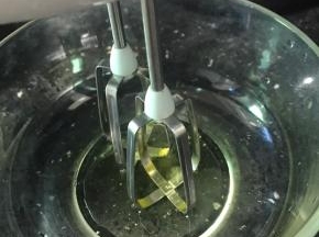 打发蛋清前烤箱上下火160预热10分钟。
将鸡蛋分离，蛋清的盆不能有水，否则难打发。开启打蛋器高速打发蛋清。
