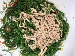 加入猪瘦肉，炒匀