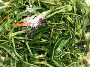 加入青椒丝炒匀，调入盐和胡椒粉，再炒匀入味