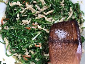 调入味精炒匀，起锅前撒上葱花即可