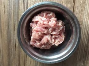 猪瘦肉洗净，切丝，装碗后加入料酒、淀粉抓匀，腌制10分钟