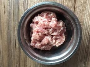 猪瘦肉洗净，切丝，装碗后加入料酒、淀粉抓匀，腌制10分钟