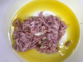 锅置火上，放入比炒菜多一倍的食用油，油温六成热时放入腌制好的猪瘦肉，中火炒至变色