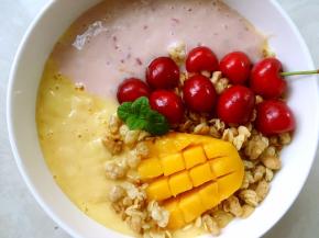 在装饰点樱桃，可以对半切开，这样吃的时候比较方便