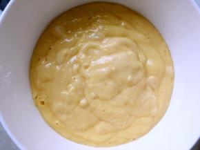 之后将果泥取出，倒入容器内