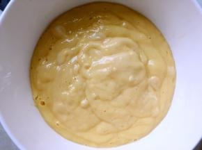 之后将果泥取出，倒入容器内