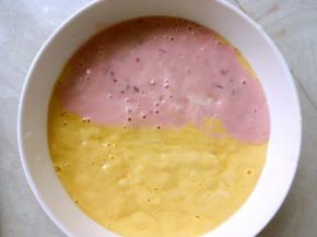 之后将粉色樱桃奶昔沿容器的一边倒入，正好跟芒果奶昔形成两种颜色