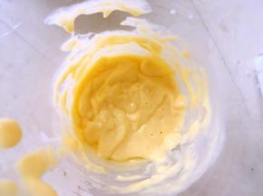 将芒果跟酸奶打成果泥