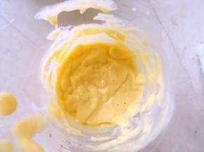 将芒果跟酸奶打成果泥