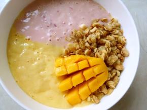 芒果切花，装饰在即食燕麦边缘