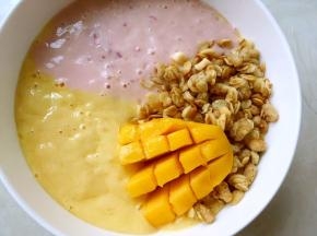 芒果切花，装饰在即食燕麦边缘