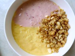 我用的卡乐比即食麦片，将里面的水果干挑出来，将即食燕麦按照自己喜欢的方式撒一点在奶昔上