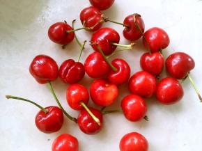 樱桃洗干净去核，取95克果肉加入到榨汁机内