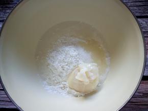 将中筋粉100克，糖20克，水40克，猪油35克揉成水油面。