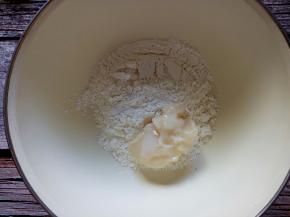 将低筋粉80克，猪油35克揉成油酥面。