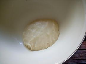 揉成光滑的面团，盖保鲜膜醒发20分钟。