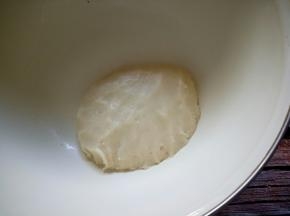 揉成光滑的面团，盖保鲜膜醒发20分钟。