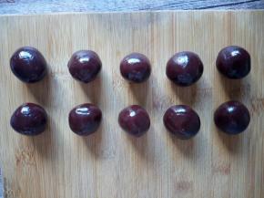 将豆沙馅分成10等份。