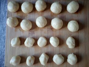 醒发好的水油面和酥油面，各分成10等份。