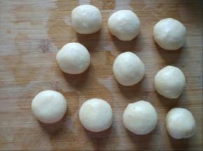 依次做好所有的，收口朝下，盖上保鲜膜醒发10分钟。