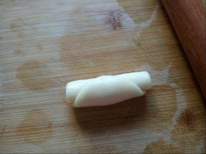 由上往下卷起。