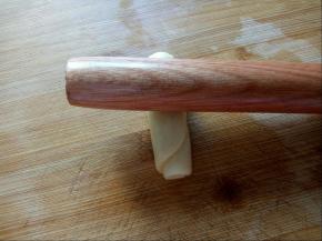 进行第二次擀制，擀成长条，由上往下卷起。