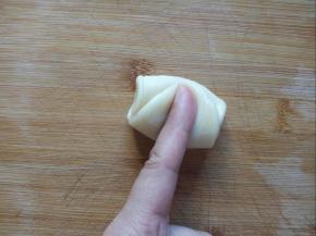 醒发好的面卷，用食指在中间压一下。