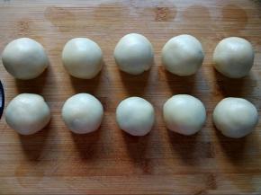 收口向下，醒发5分钟，这时烤箱预热180度10分钟。