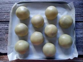 放入铺了油纸的烤盘中。