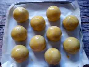 蛋黄打散，刷在蛋黄酥表面。