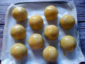 蛋黄打散，刷在蛋黄酥表面。