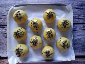 撒上少许的黑芝麻，送入预热好的烤箱，180度中层烤制30分钟左右。