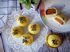 美味的蛋黄酥制作完成，切开一个酥松飘香，尝一口清甜鲜咸。