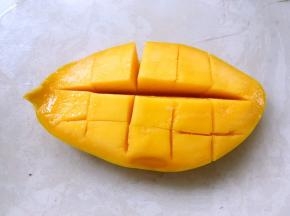 新鲜芒果洗干净，切成丁