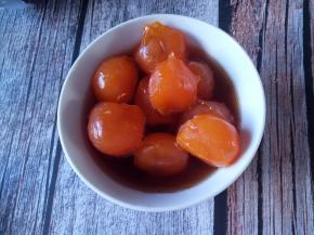 蛋黄在制作水油皮的时候用料酒浸泡10分钟，再捞起晾干。