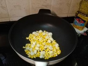 倒入马蹄粟米粒翻炒均匀