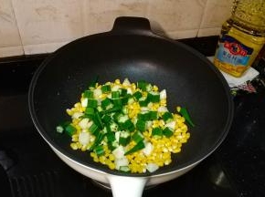 七成熟后倒入秋葵继续翻炒均匀