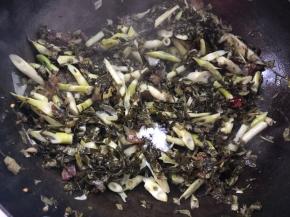 调入盐和白糖，炒匀入味即可