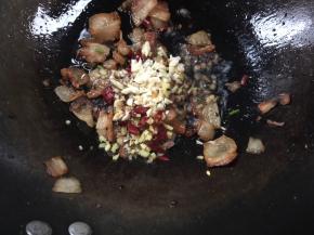 加入姜末，蒜末，干辣椒爆香