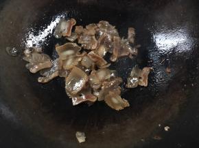 热锅，放入辣椒煎炒出油，至金黄色